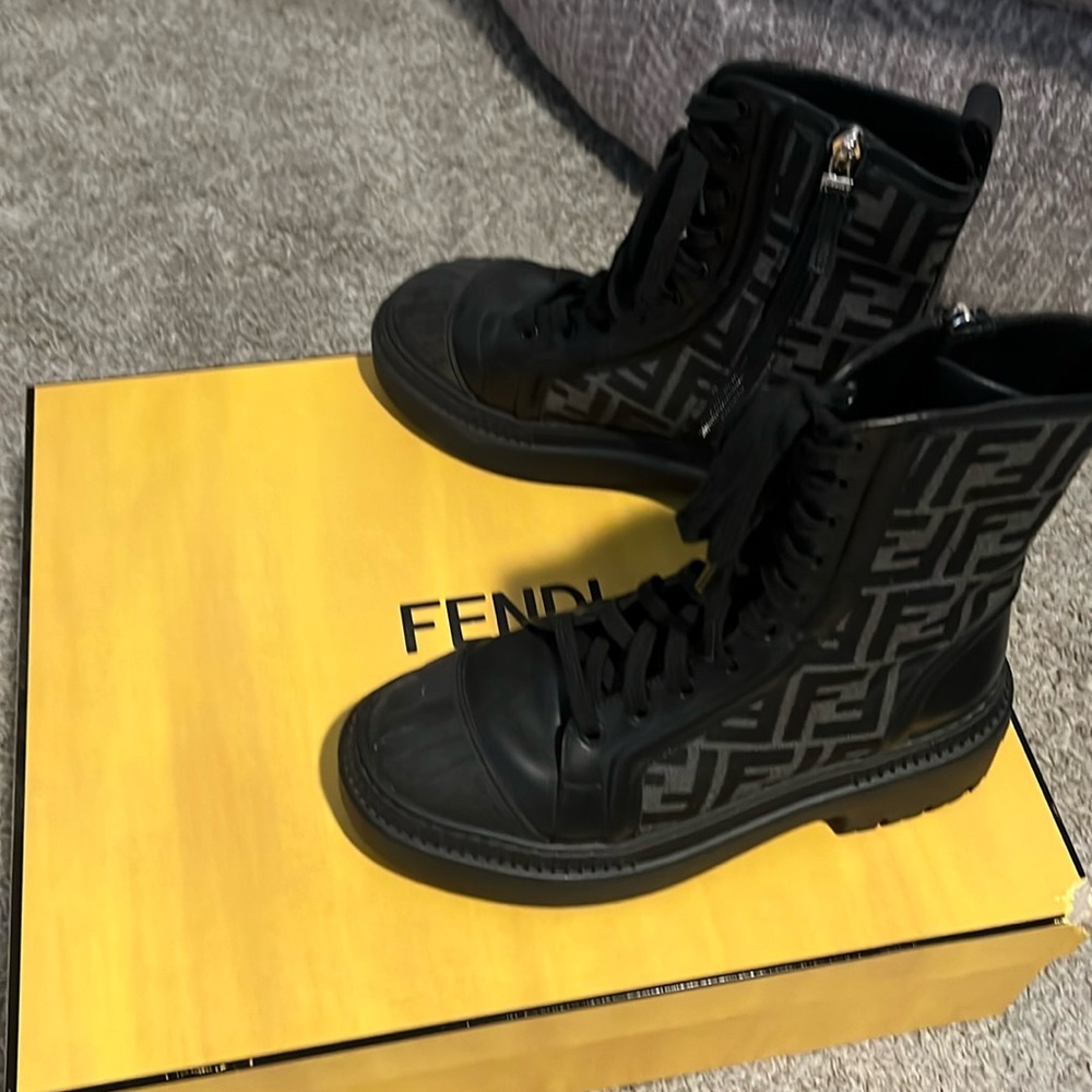 Fendi women’s boots, great condition with box size 37